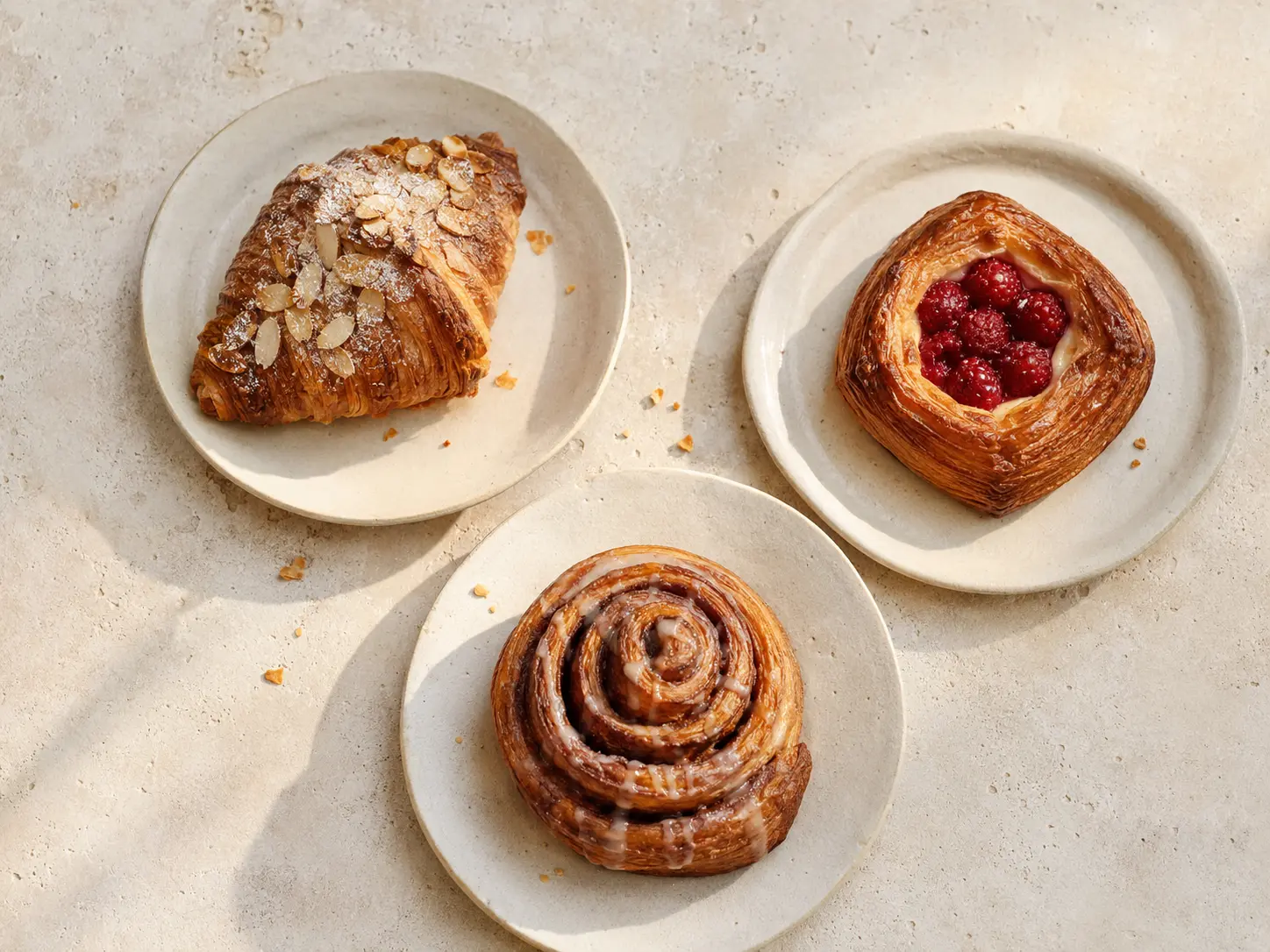 Croissant de almendras, danish de frambuesa y roll de canela